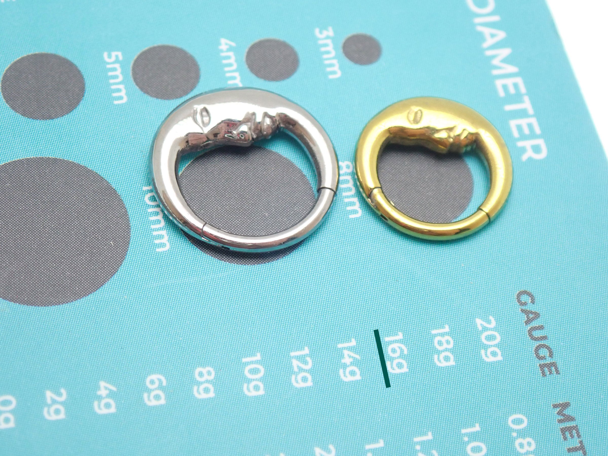 Moon face hinged clicker 16g